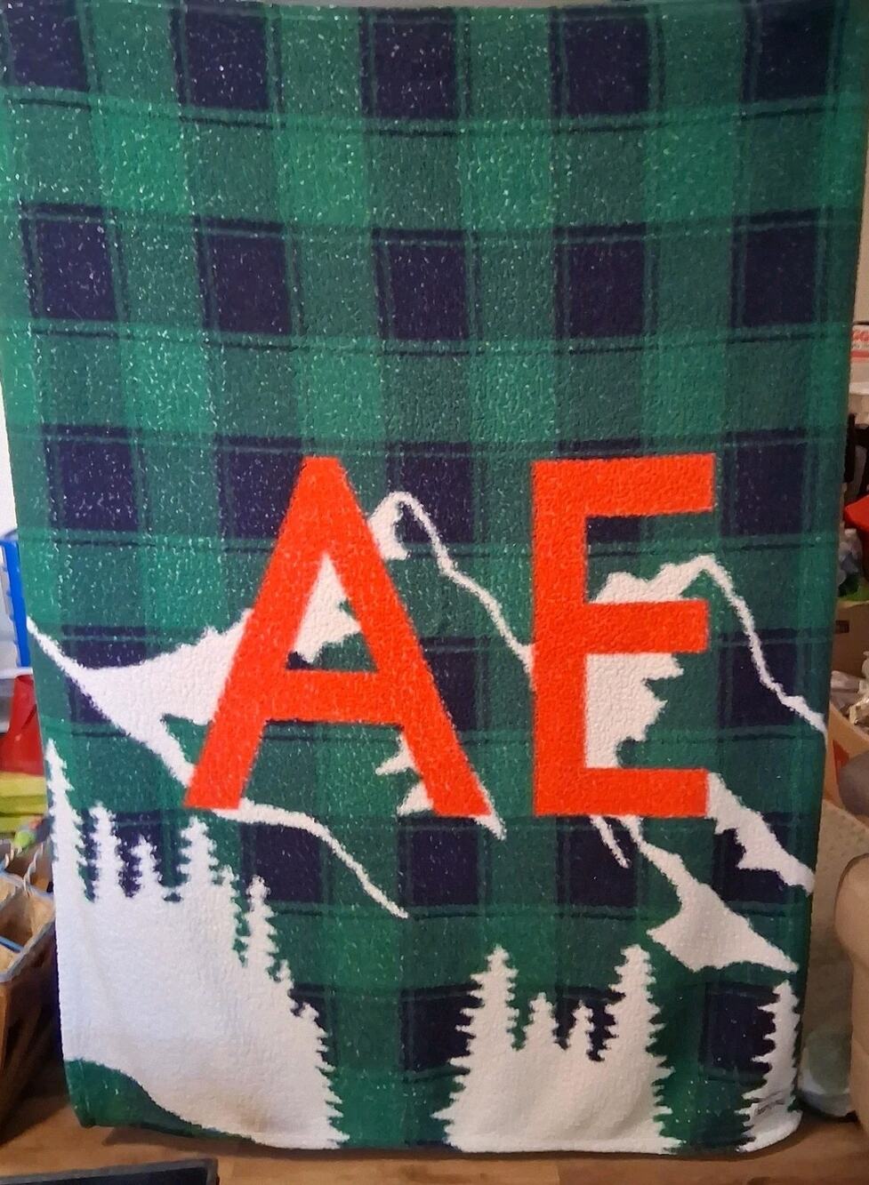 American Eagle Outfitters Green Plaid Fleece winter Throw Blanket